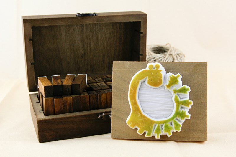 花圈手刻印章-长颈鹿系列(印章明信片组) - 印章/印台 - 纸 金色