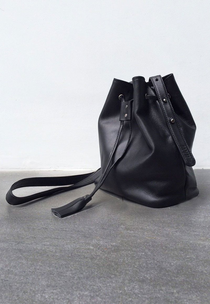 Mini Tassel Bucket Leather - 侧背包/斜挎包 - 真皮 黑色
