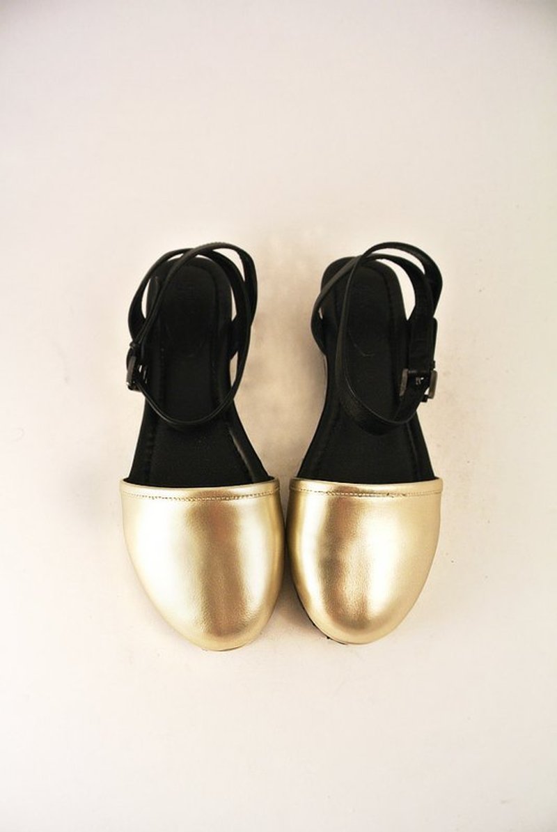 当这座城市沉浸在华而不实的思维里，带一颗苹果到公园野餐。金色绕踝凉鞋 - 女款休闲鞋 - 真皮 