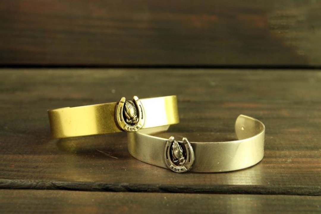 Pray Hand Horseshoe Bracelet祈祷手马蹄铜身手环 - 手链/手环 - 其他金属 