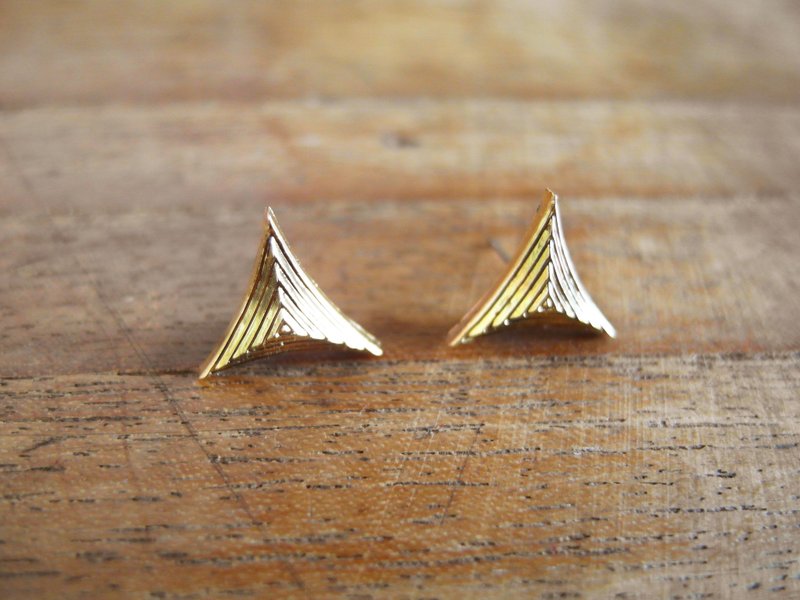 复时品【早期手工针式耳环：金三角】 - 耳环/耳夹 - 塑料 金色