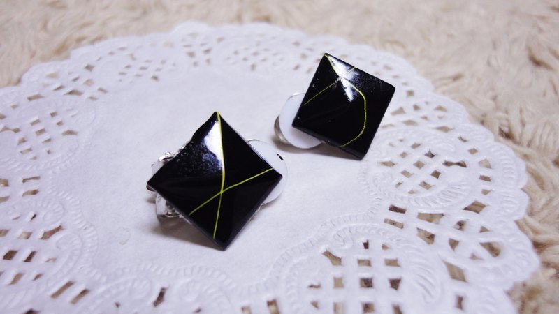 NiCorn手作-夏日摇滚季-黑底亮黄色条纹铆钉复古耳环(耳夹式) - 耳环/耳夹 - 其他材质 黑色