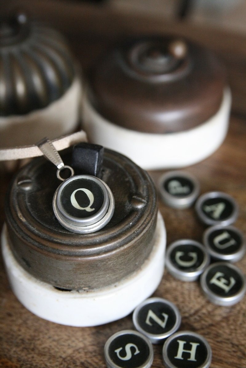 [供不应求！特别到货] 经典老件，书写的钢琴手，30年代打字机键盘坠饰。 - 项链 - 其他金属 黑色