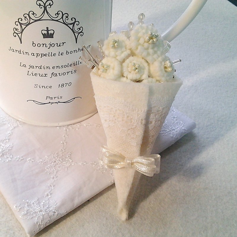 MFP白色手工蕾丝珠珠毛毡花朵小花花束别针胸针 - 胸针 - 其他材质 白色