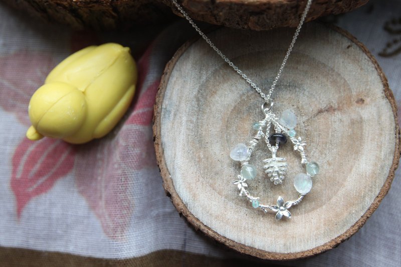 很萌很可爱的超美质素的天然蓝光胖水滴形月亮石配海蓝宝，堇青石，全透蓝色碧茜小珠镀银小花圈项链 - 项链 - 宝石 蓝色