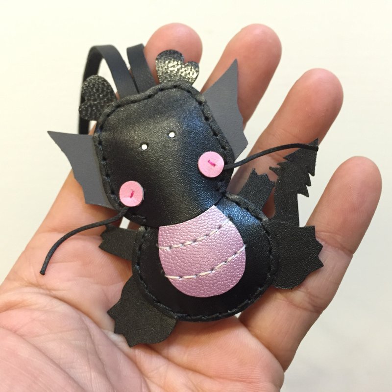 {Leatherprince 手工皮革} 台湾MIT 黑色 可爱 小龙 纯手工缝制 皮革 吊饰 / Puff the Dragon leather charm in black（Small size / 小尺寸 ） - 钥匙链/钥匙包 - 真皮 黑色