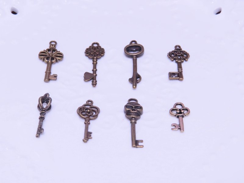 Wing Wing手做饰品 夹式耳环订做(蝴蝶结、皇冠、钥匙、铁塔) - 耳环/耳夹 - 其他金属 