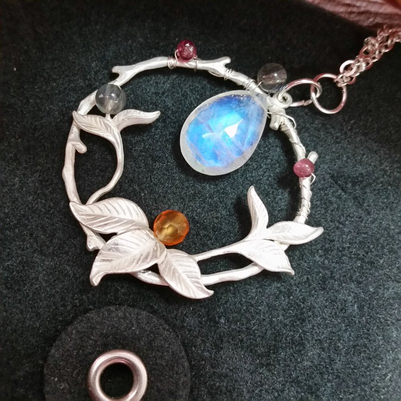 很罕有的大尺寸高质素强蓝光月亮石 长项链 j (石编号 11) - 项链 - 宝石 蓝色