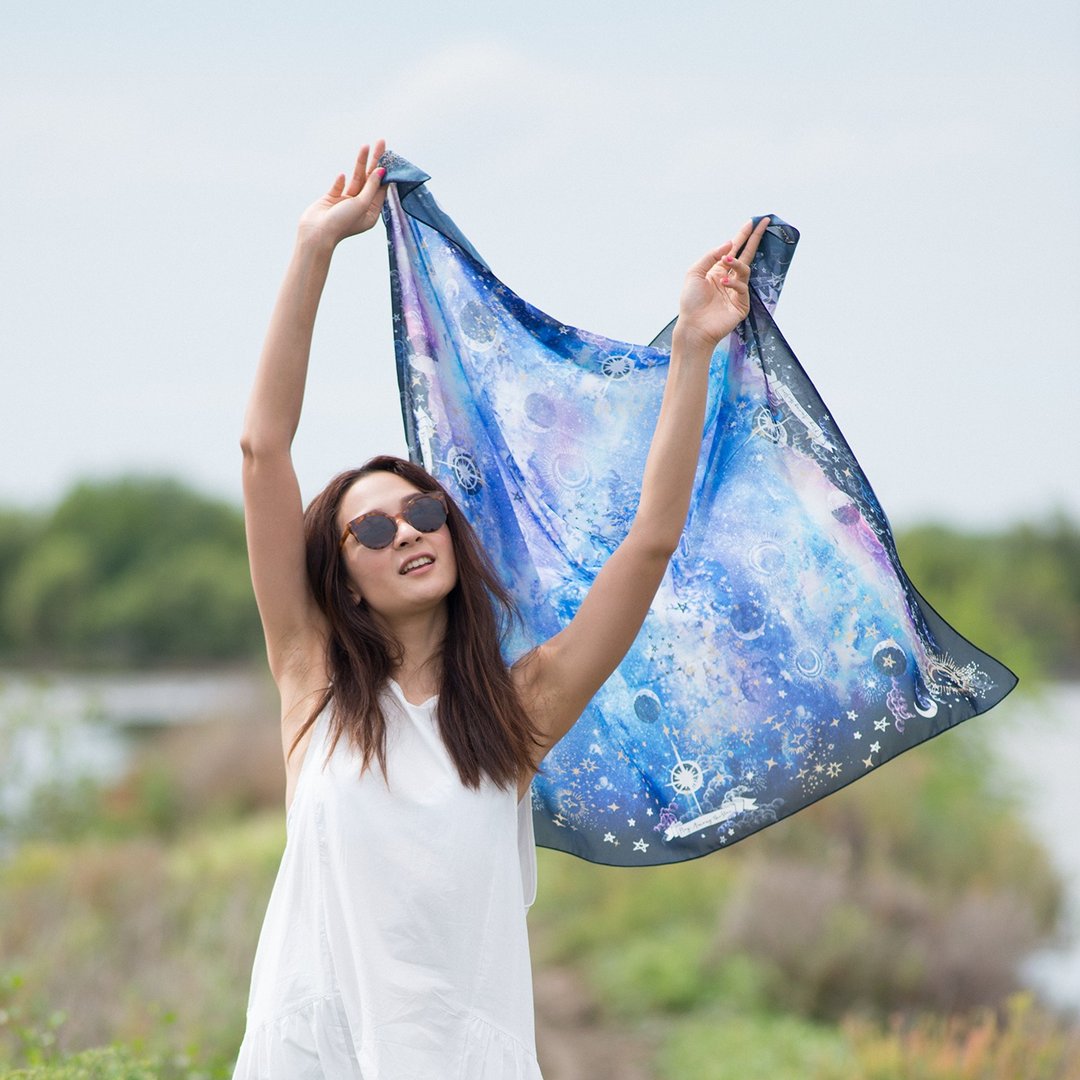 在宇宙中玩耍 - 手工围巾/丝巾（Play among the star - Space and Galaxy Scarf） - 丝巾 - 其他材质 蓝色