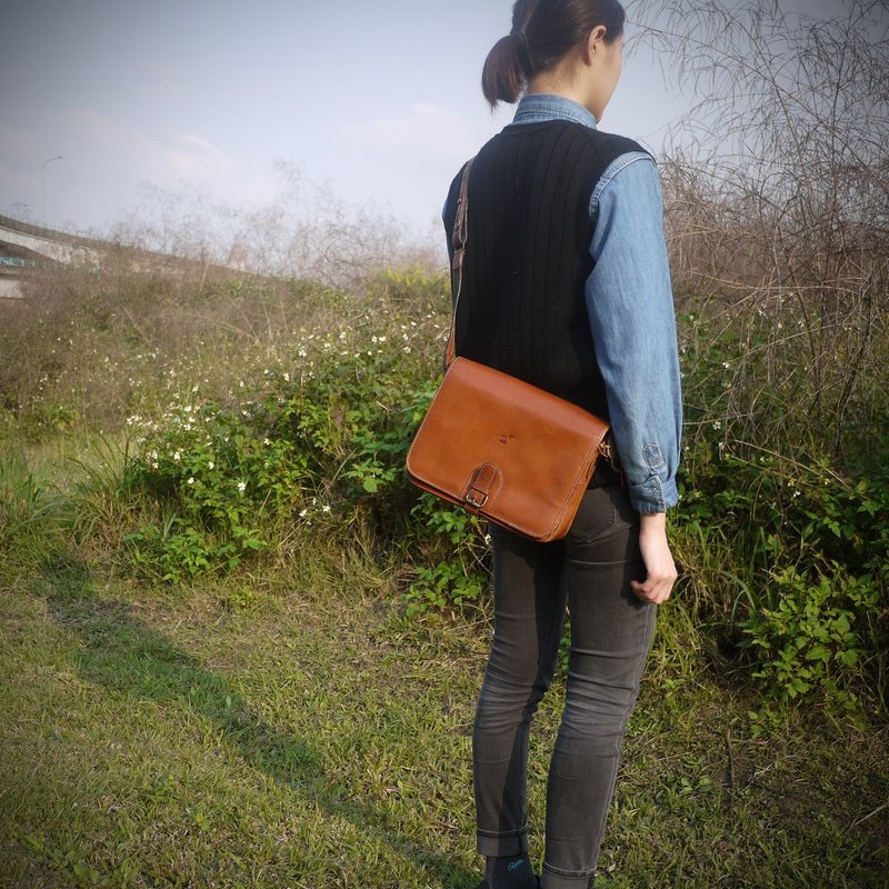 ShiKa夕卡//FORTUNE DUCK浅咖斜背包{A1-135} - 侧背包/斜挎包 - 其他材质 