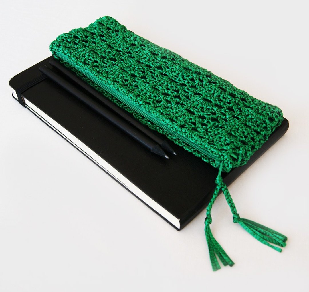 Emerald Green Crochet Pencil Case – Handmade Zippered Pencil Pouch Perfect as Christmas Stocking Stuffer, Back To School or Teacher Gift - 铅笔盒/笔袋 - 其他材质 绿色