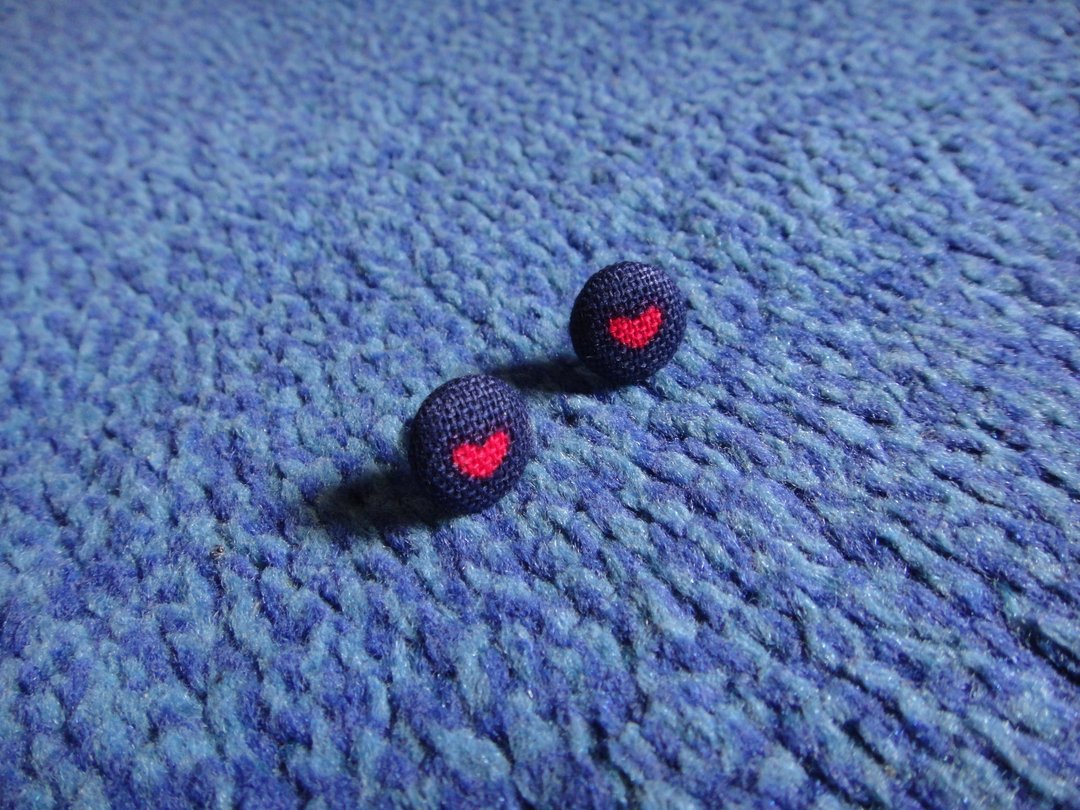(C) 小小爱心_布制钮扣耳环 C20BT/UZ01 - 耳环/耳夹 - 棉 