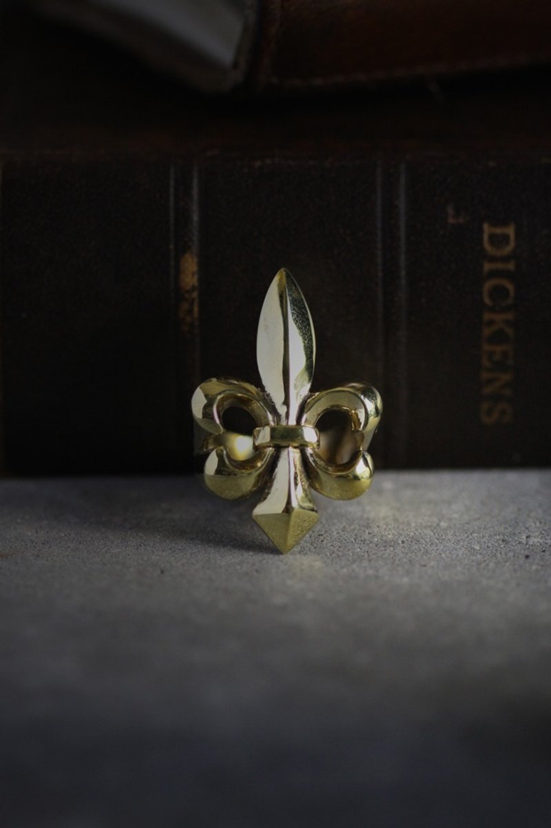 Fleur-de-lis Ring by Defy. - 戒指 - 其他金属 