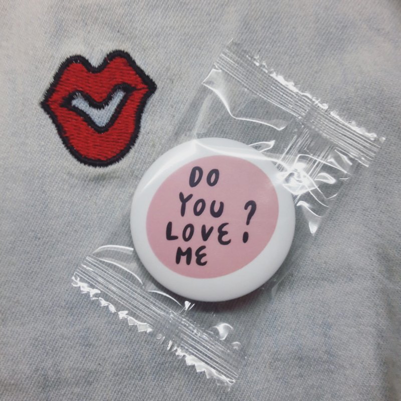 / 你爱我吗Do you love me? / 雾面胸章-44mm - 徽章/别针 - 塑料 