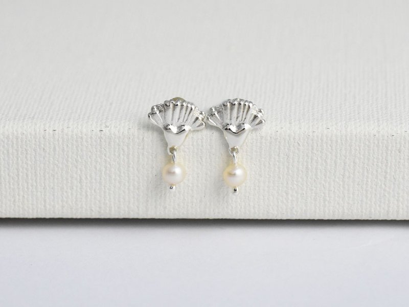 珍珠康乃馨 | 纯银耳环 女款 花朵银饰 轻珠宝 母亲节礼物 - 耳环/耳夹 - 纯银 银色