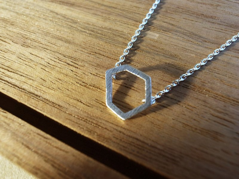 川手【六角不规矩】发丝纹锁骨项链 - 项链 - 其他金属 白色