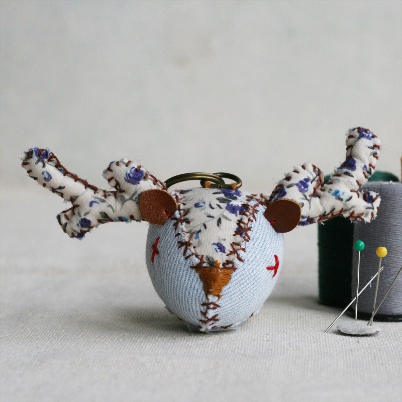 【布完美】丹宁麋鹿 手缝吊饰/钥匙圈_蓝紫小花_X光眼 - 钥匙链/钥匙包 - 其他材质 蓝色