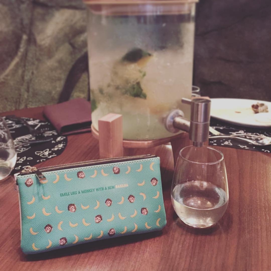 可爱㺅子粉绿色／白色双面印花双拉链斜挎包 Lovely Monkey pastel green/ double zip shoulder bag by Shuki Design - 侧背包/斜挎包 - 真皮 绿色