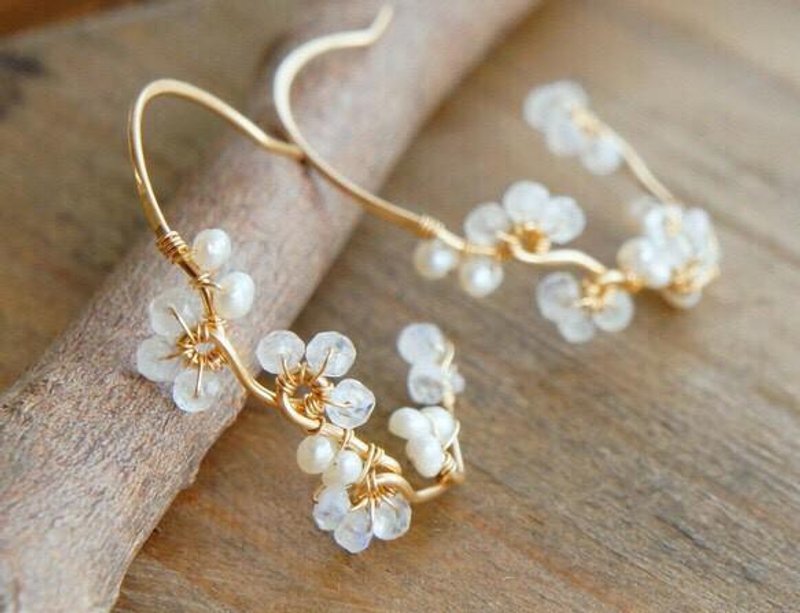 Flower hoop earrings Moonstone - 耳环/耳夹 - 其他金属 