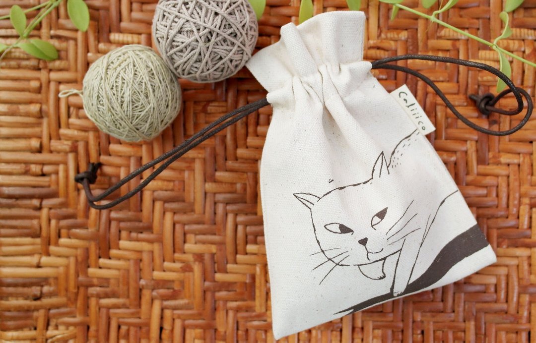 SMALL BAG WITH WHITE CAT. - 束口袋双肩包 - 棉 卡其色
