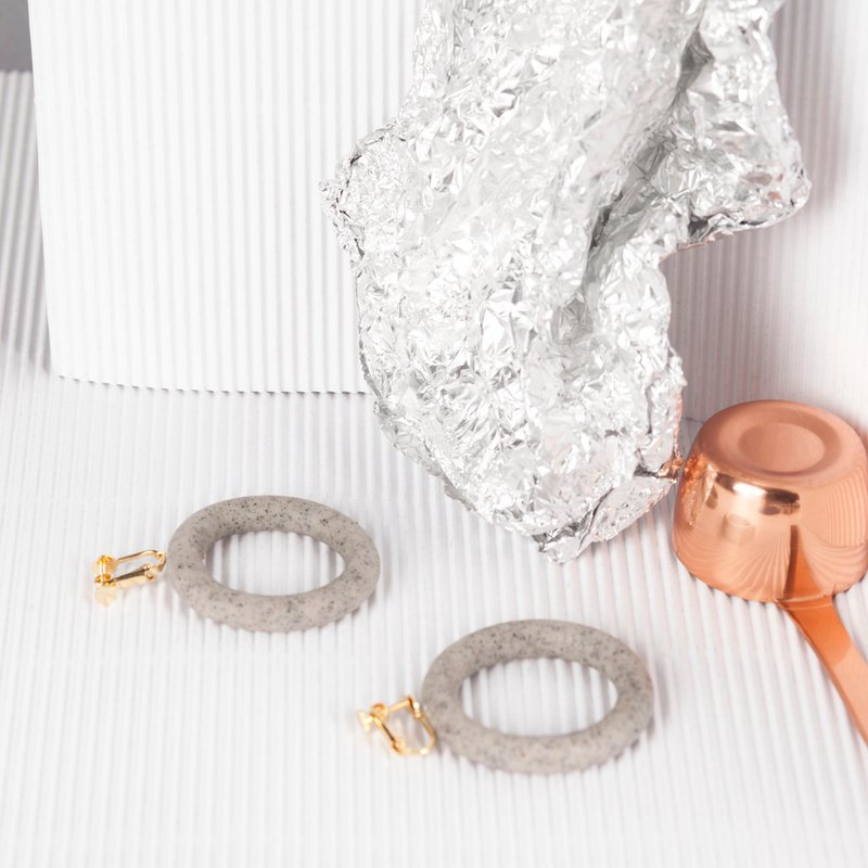 metooworkshop 灰色圆圈耳夹 - 耳环/耳夹 - 粘土 灰色