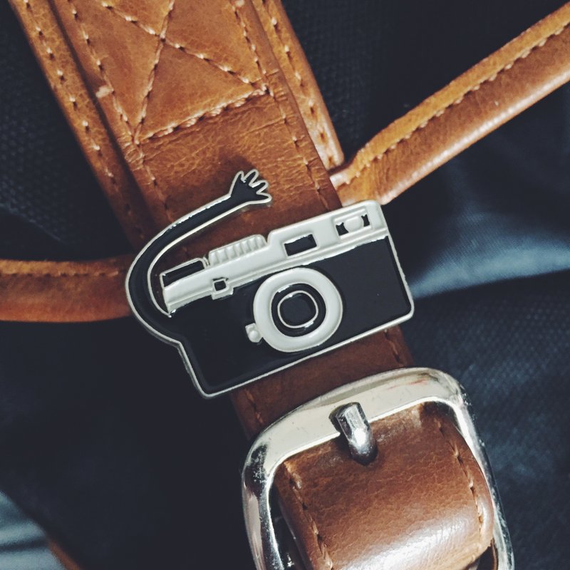 #05  挥手相机 别针/胸针/扣针 - 胸针 - 其他金属 黑色