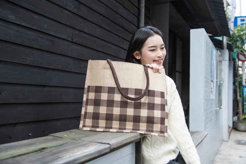 独领风骚 格纹 潮麻包  环保袋 棕色 - 侧背包/斜挎包 - 棉．麻 咖啡色