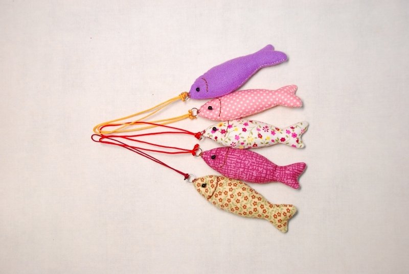 :: 猫公主 ::　布作小吊饰 　 。小 鱼 儿　//吊饰/钥匙圈 - 玩偶/公仔 - 棉．麻 多色