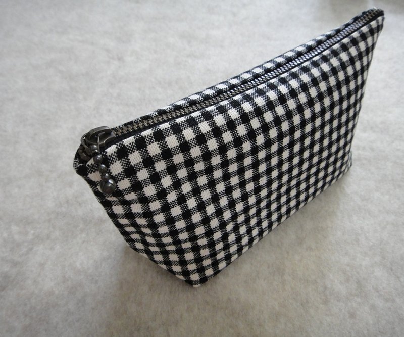【Addition X Addition_手作． 黑白格纹/黑底白点．收纳包】 - 化妆包/杂物包 - 其他材质 黑色