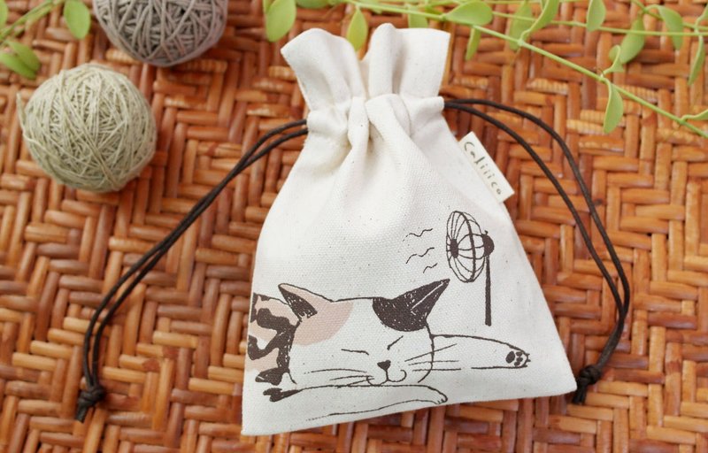 SMALL BAG WITH CALICO CAT SLEEP. - 束口袋双肩包 - 棉．麻 咖啡色