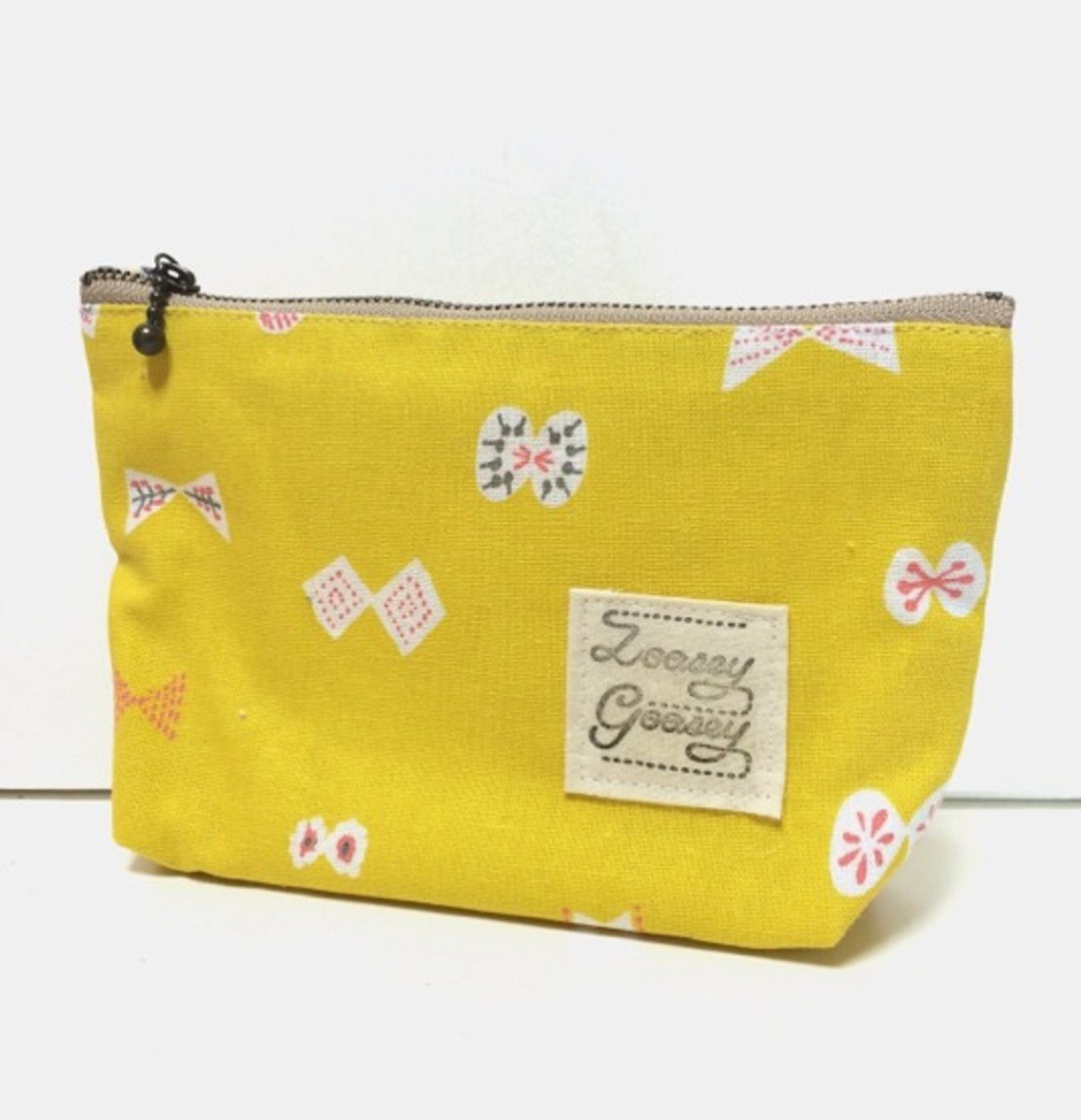Butterfly ribbon pouch Cotton linen mustard yellow - 化妆包/杂物包 - 棉 黄色