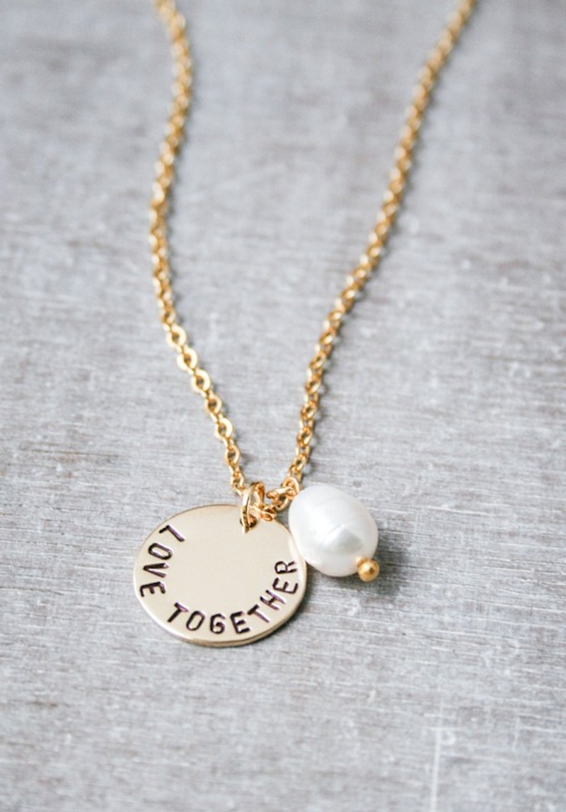 【定制化】天然巴洛克珍珠手打钢印英文/数字圆形铜牌项链.生日礼物.纪念日.情人节礼物.母亲节礼物.圣诞礼物.个性化.定制化.极简几何 - 项链 - 其他金属 金色