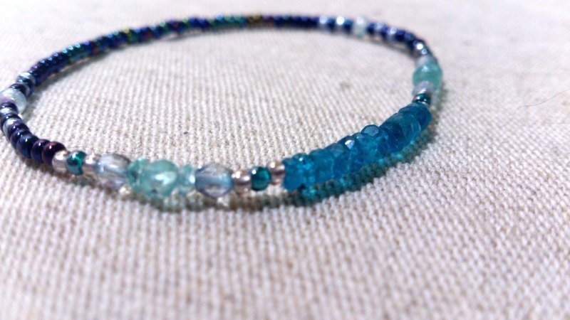 crystal in dearsharka || 深蓝磷灰石 x 浅蓝磷灰石．凝净蓝透的舒缓美丽 - 手链/手环 - 宝石 蓝色