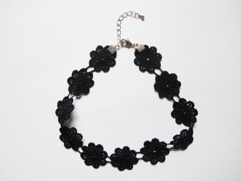 手作手饰-颈链系列/黑色花朵 - 项链 - 棉．麻 黑色