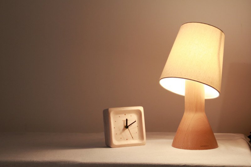 本来设计 beladesign。大烧杯夜灯　原木质台灯 实木台灯　卧室床头灯 创意 可调光小夜灯 - 灯具/灯饰 - 木头 金色