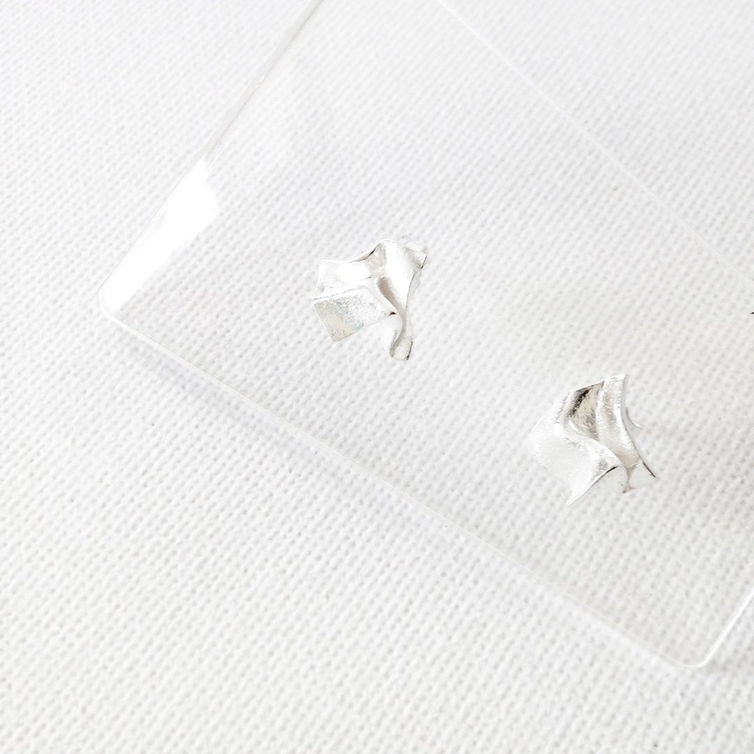 Raw Wrap Earring 小纸碎耳环 纯银耳环 - 耳环/耳夹 - 其他金属 白色