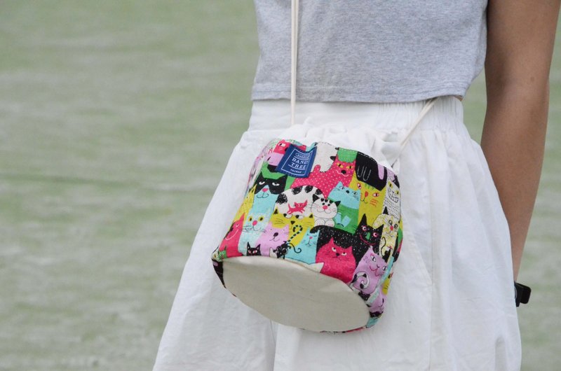 ::浏海树:: 侧背水桶包＿彩色猫咪们 (东京限量款/现货供应中) - 侧背包/斜挎包 - 其他材质 多色