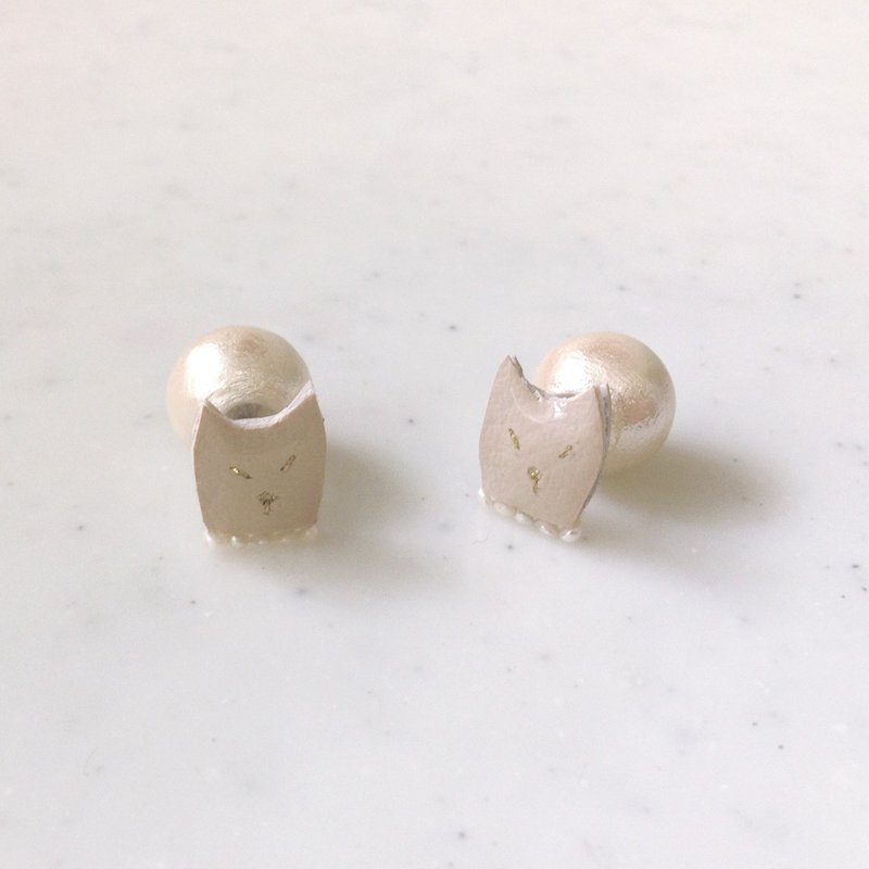 White cat earrings Cotton pearl catch (1 pair) [Made to order] - 耳环/耳夹 - 其他材质 白色