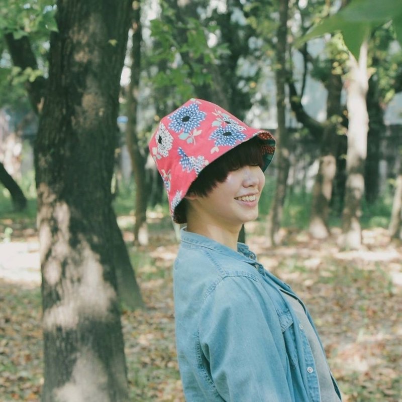 浓眉・花朵帽・//红夏末の花+日制牛仔布//（单面花） - 帽子 - 棉．麻 红色