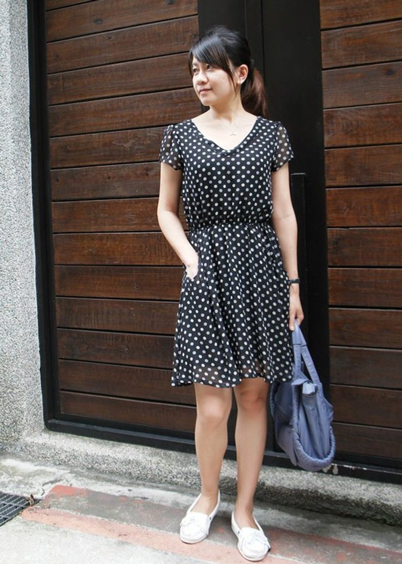 Georgia Tsao //双色点点V领伞洋 - 洋装/连衣裙 - 其他材质 