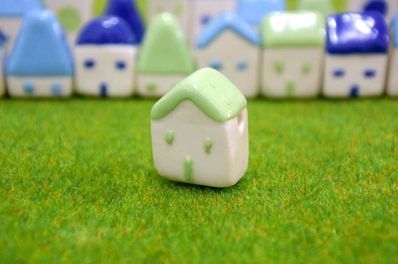 【好器】小房子项链_陶瓷桌饰_斜屋顶_附纸盒与草皮 - 项链 - 瓷 多色