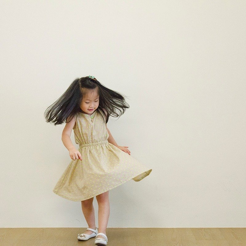 童款萤光绿水玉点点米色洋装 - 其他 - 棉．麻 卡其色