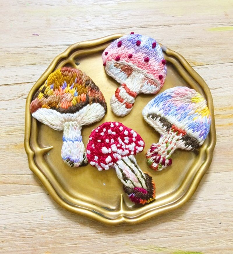 现采刺绣蕈菇别针。森林系女子入门单品 - 胸针 - 绣线 红色