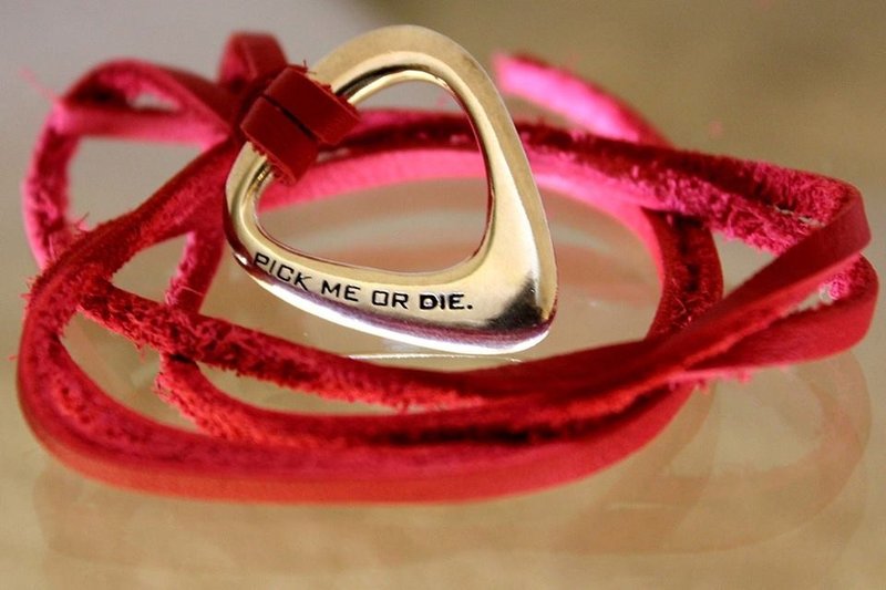 摇滚猫*送皮绳颜色任选 拥抱艳丽红手工细修pick 独家设计镂空几何情侣对练真爱首选款可刻字定制化多种配戴法自创品牌925纯银 - 项链 - 其他金属 红色