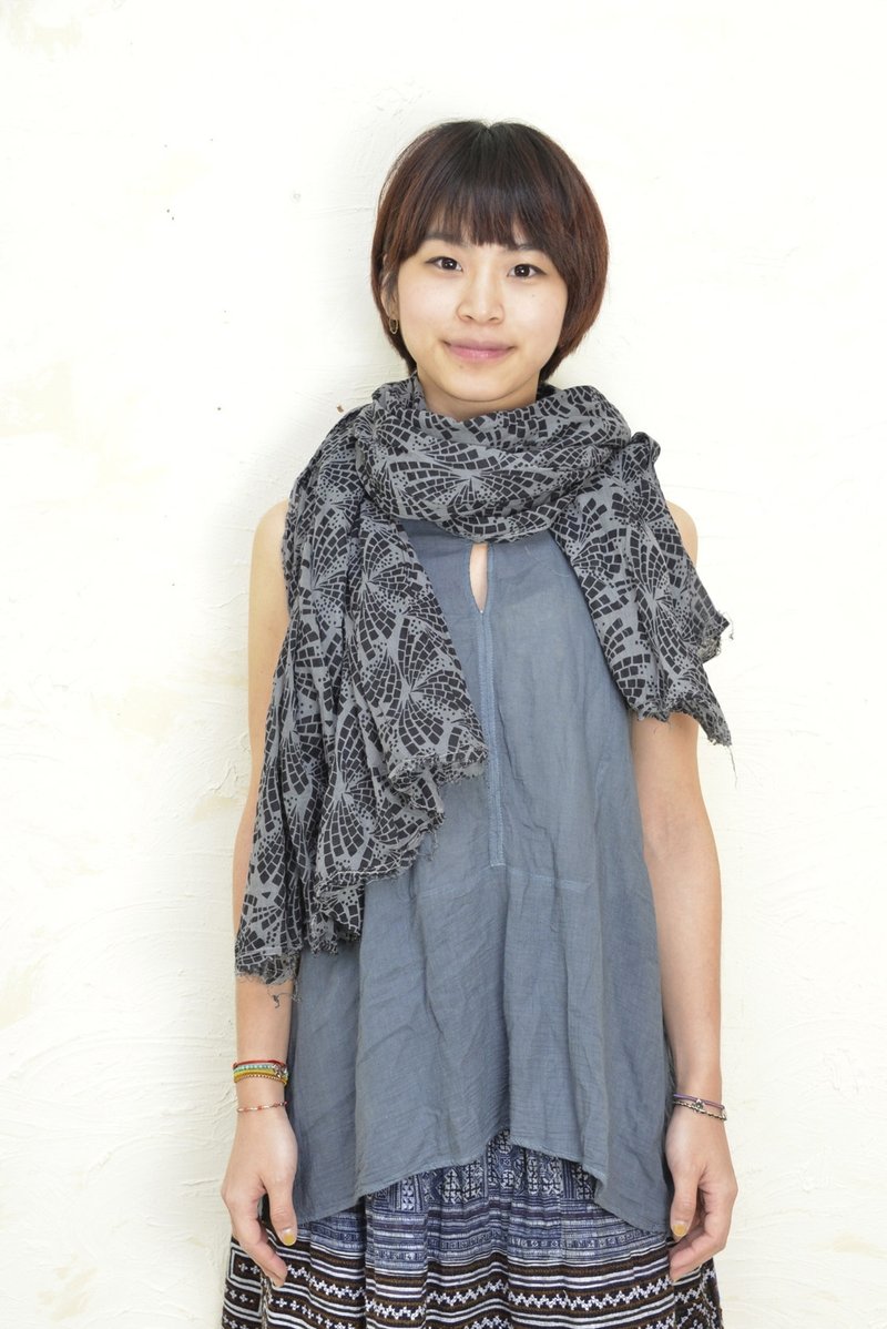OMAKE 印度棉绢印围巾-灰X黑 - 丝巾 - 棉．麻 灰色