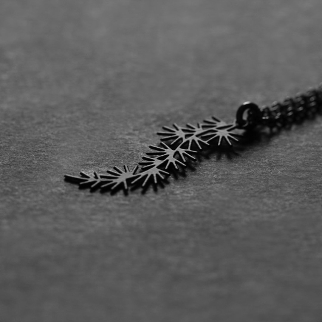 黑松叶项链 Black Pine Pendant - 项链 - 其他金属 