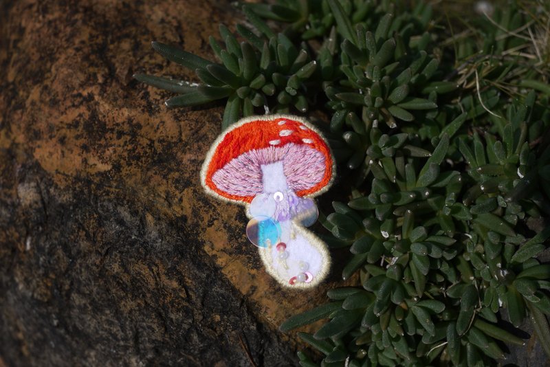 【蕈类刺绣】 香菇/蘑菇/限量手作胸针 - 胸针 - 绣线 橘色