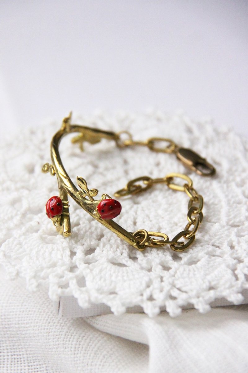 Ladybug bracelet on a branch by linen. - 手链/手环 - 其他金属 
