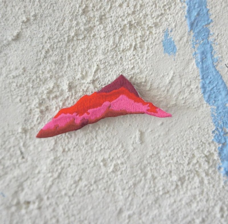 红色山棱 刺绣贴布 / 别针 绣花 - 胸针 - 其他材质 红色