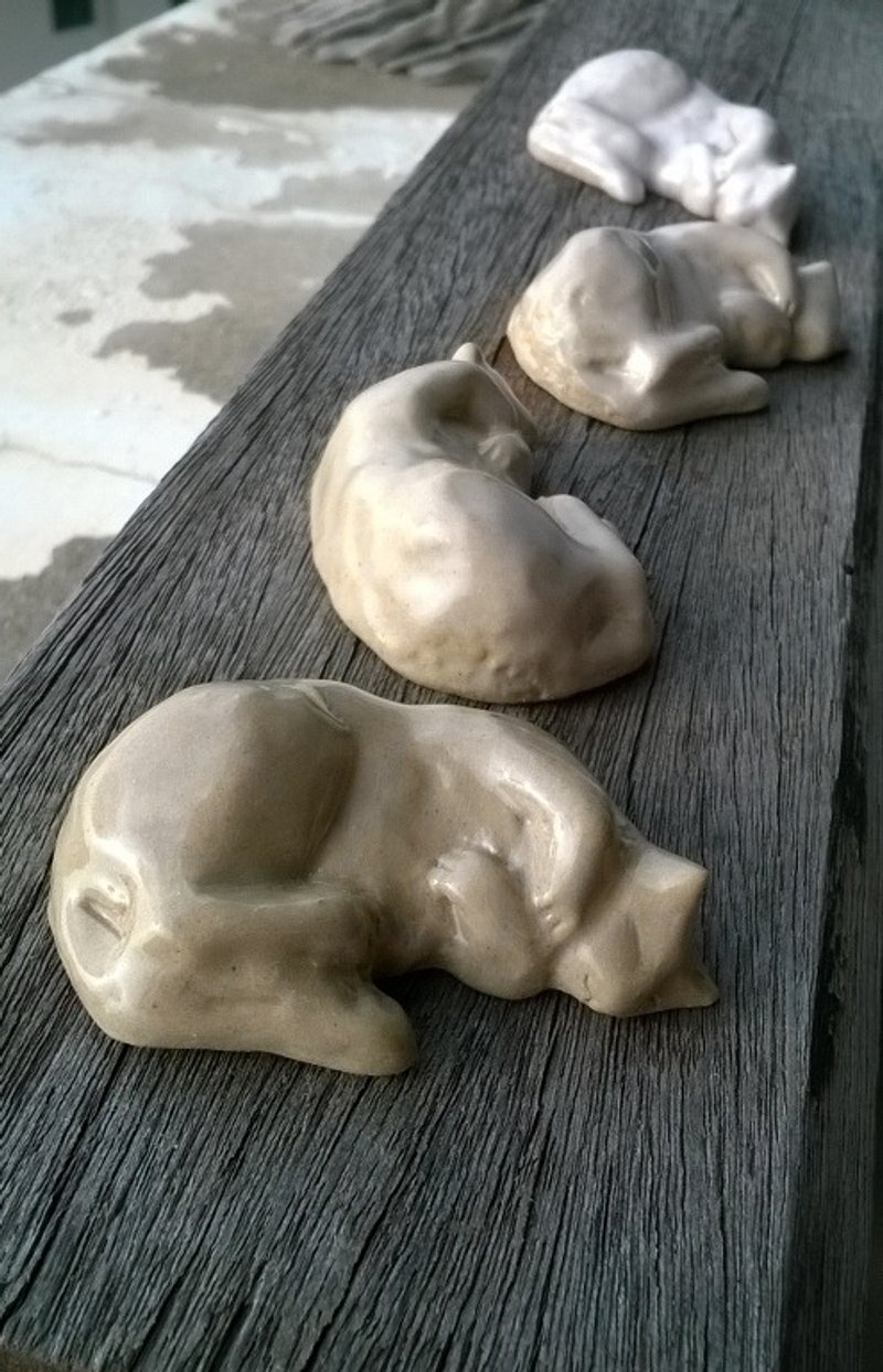 童趣-侧躺睡睡猫小物-针置/匙置/筷架/笔架 - 花瓶/陶器 - 其他材质 多色